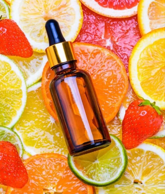Zitrusfrüchte und Vitamin-C-Fläschchen